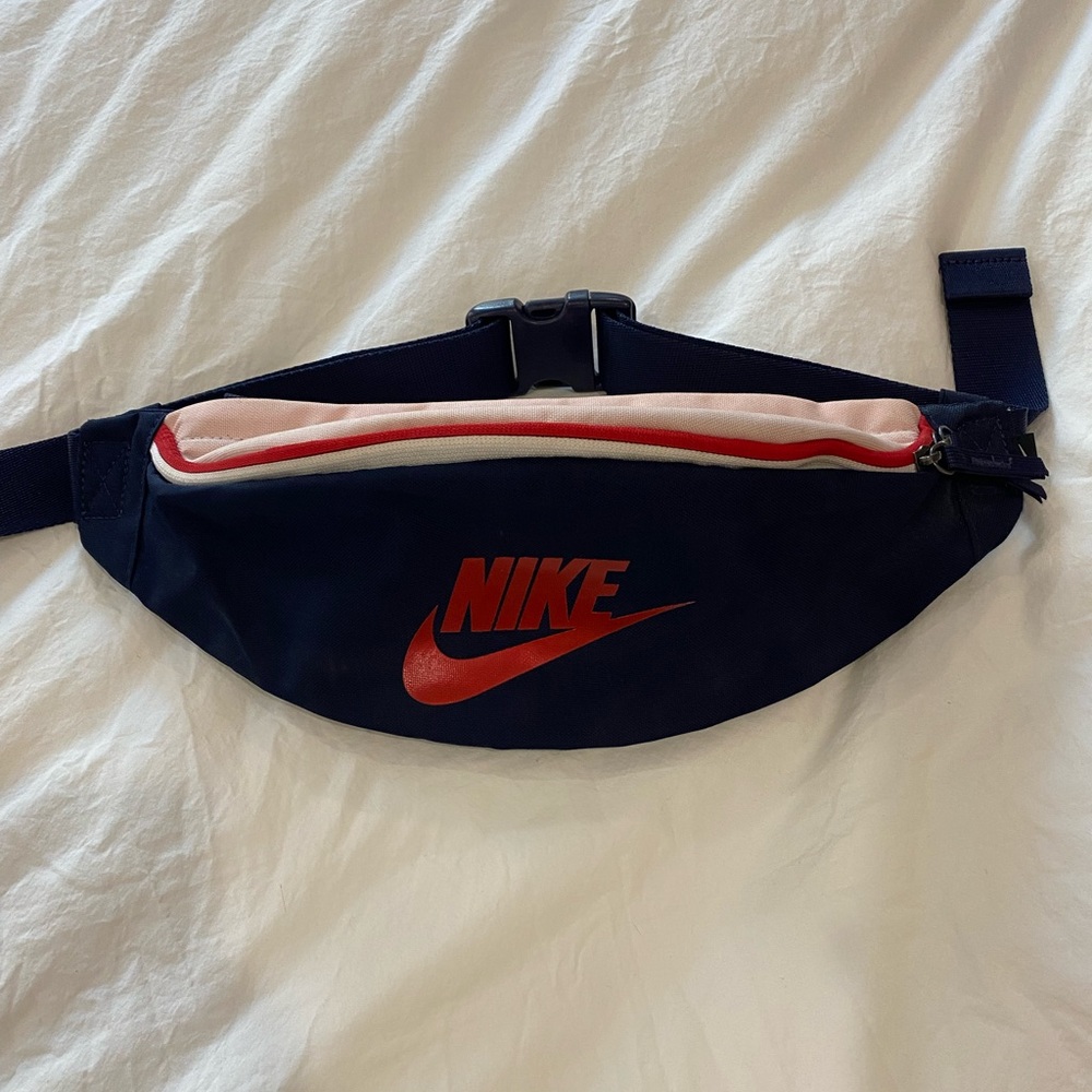 Nike Sportswear Heritage Hip Pack